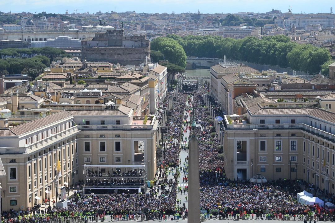Los fieles asistentes a la misa funeral del Papa Francisco en la Plaza de San Pedro en la Ciudad del Vaticano.