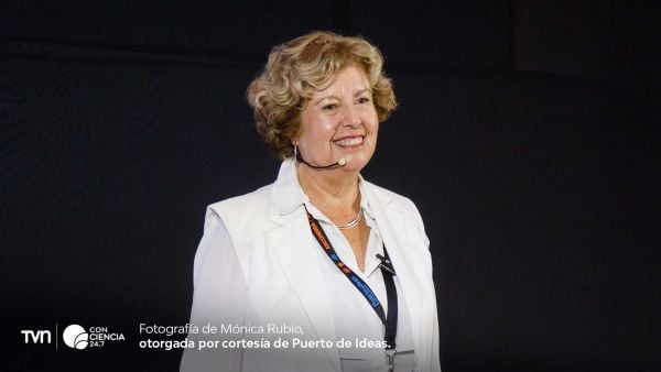 Mónica Rubio en su charla sobre la formación de estrellas en Puerto de Ideas Antofagasta 2025.