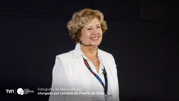 Mónica Rubio en su charla sobre la formación de estrellas en Puerto de Ideas Antofagasta 2025.