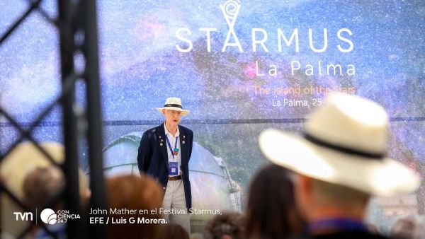 John Mather durante su charla en el Festival Starmus, hablando sobre vida en el universo y futuros viajes a Marte.