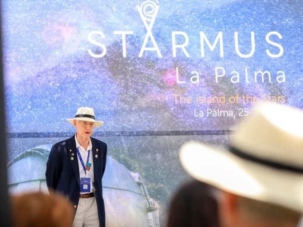 John Mather durante su charla en el Festival Starmus, hablando sobre vida en el universo y futuros viajes a Marte.
