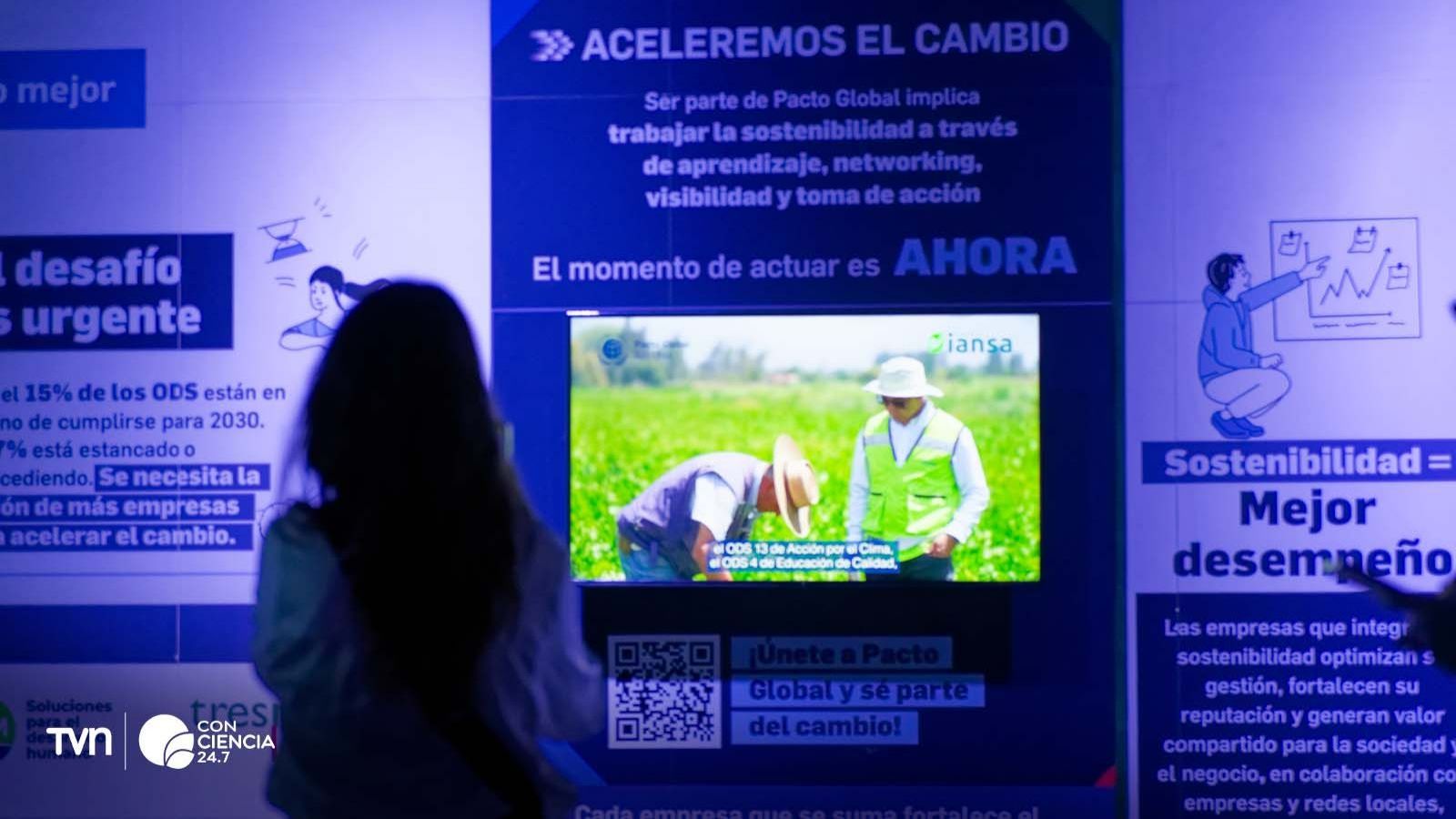 Espacio interactivo de Estación LAV en Metro Baquedano con visitantes explorando murales y microcine sobre sostenibilidad.