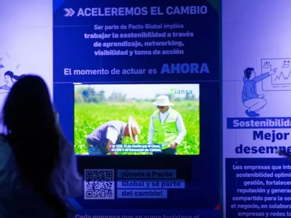 Espacio interactivo de Estación LAV en Metro Baquedano con visitantes explorando murales y microcine sobre sostenibilidad.