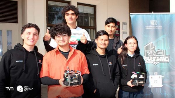 Equipo Sysmic Robotics de la USM preparando sus robots para competir en la RoboCup 2025 en Brasil.