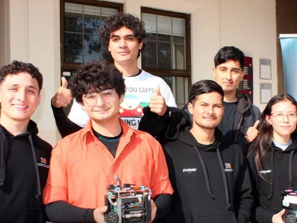 Equipo Sysmic Robotics de la USM preparando sus robots para competir en la RoboCup 2025 en Brasil.