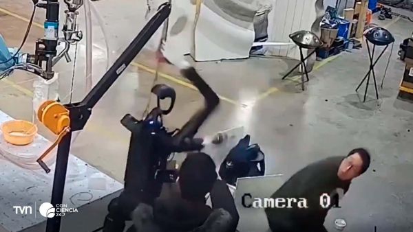 Video X de robot Chino que golpea y se sale de control.