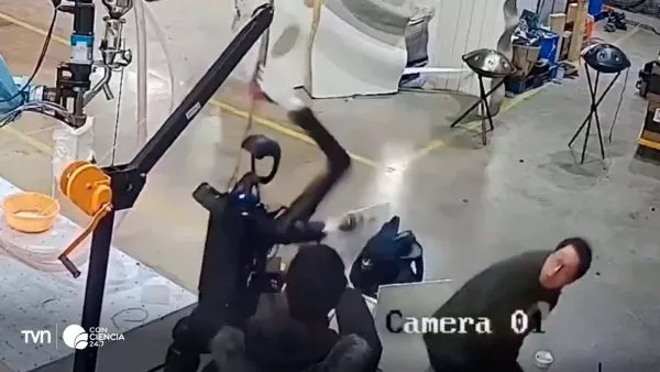 Video X de robot Chino que golpea y se sale de control.