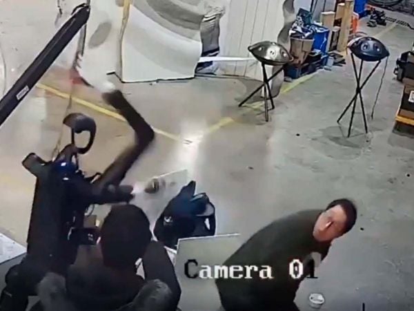 Video X de robot Chino que golpea y se sale de control.