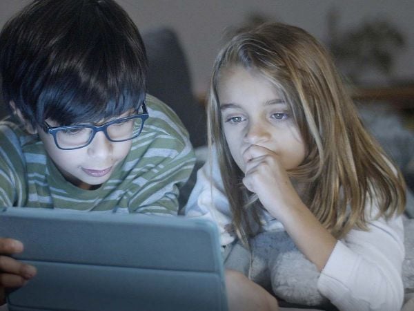 Adolescentes con ansiedad usan más tiempo las redes sociales.