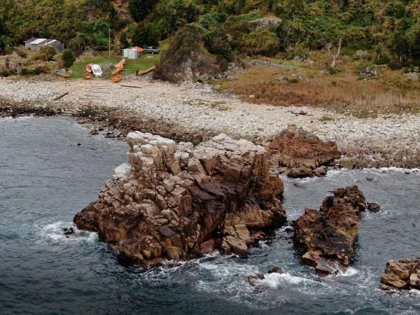 Autoridades y pescadores celebran la firma de la donación para la futura Caleta Huiro en la Reserva Costera Valdiviana.