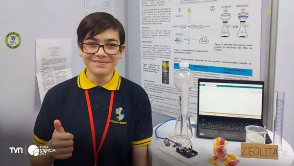 Esteban Castro, estudiante chileno, muestra su filtro purificador de aire en base a zeolita antes de viajar a Brasil