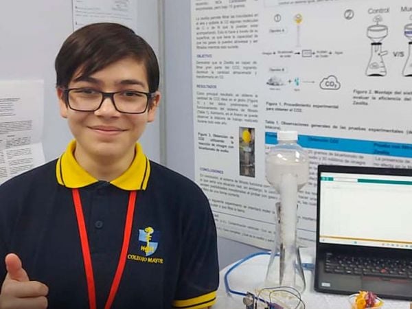 Esteban Castro, estudiante chileno, muestra su filtro purificador de aire en base a zeolita antes de viajar a Brasil