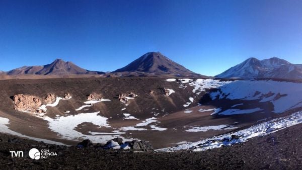 Vista aérea del volcán Cerro Overo en el altiplano chileno, donde se detectó un posible acuífero salino con litio.