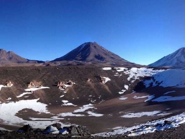 Vista aérea del volcán Cerro Overo en el altiplano chileno, donde se detectó un posible acuífero salino con litio.