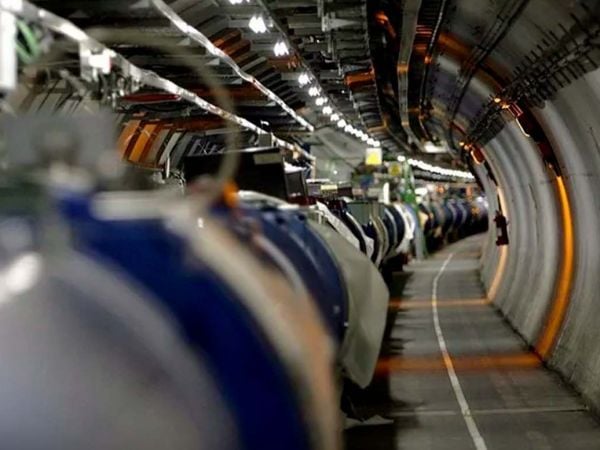 Simulación del experimento del CERN donde núcleos de plomo se transforman brevemente en oro.