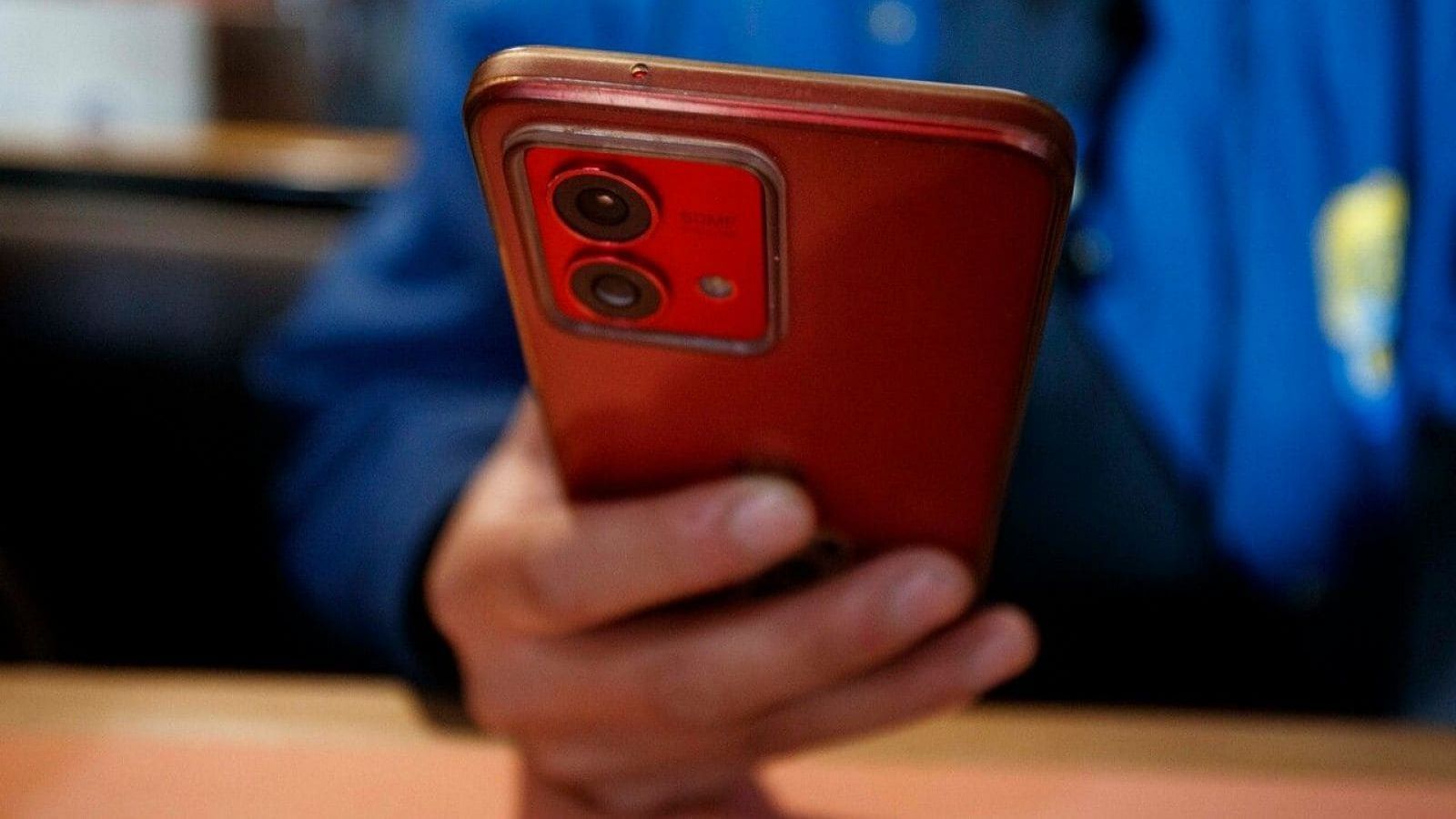 Joven con celular