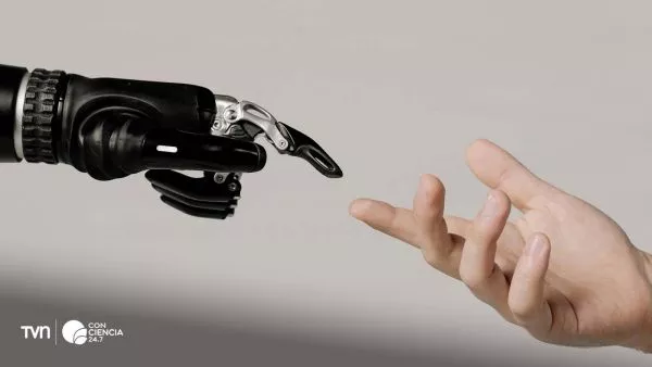 Mano de robot con IA y mano de humano.