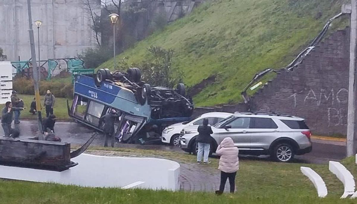 3 muertos y 15 heridos deja caída de un bus desde paso sobre nivel en ...
