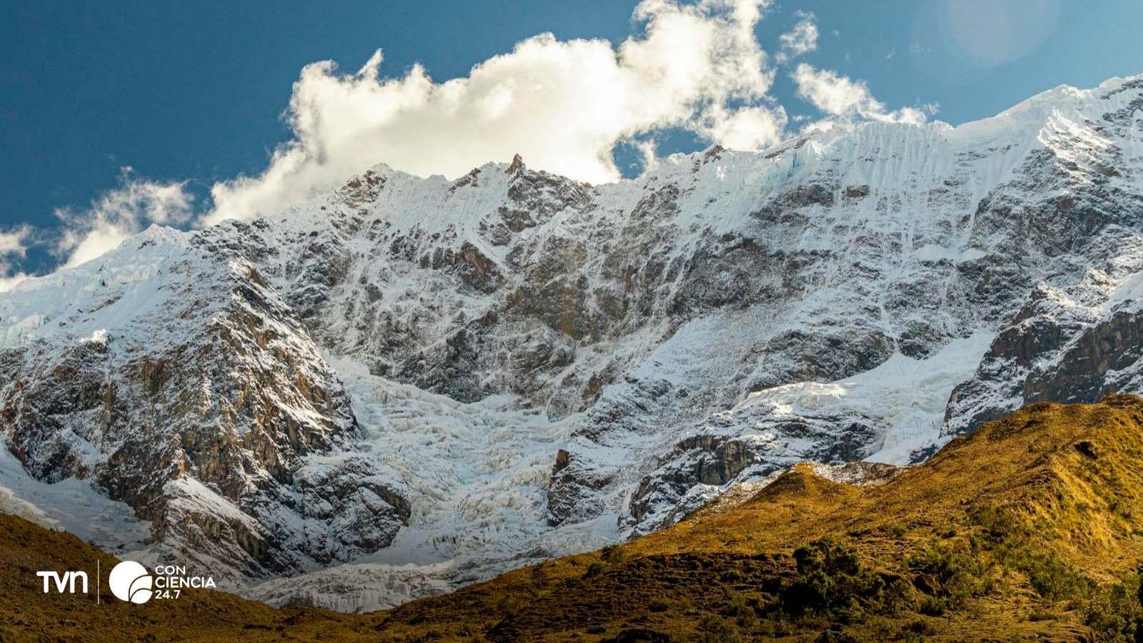 Investigadores de la U. de Chile toman muestras de agua en el valle El Arpa, alta cordillera de Valparaíso.