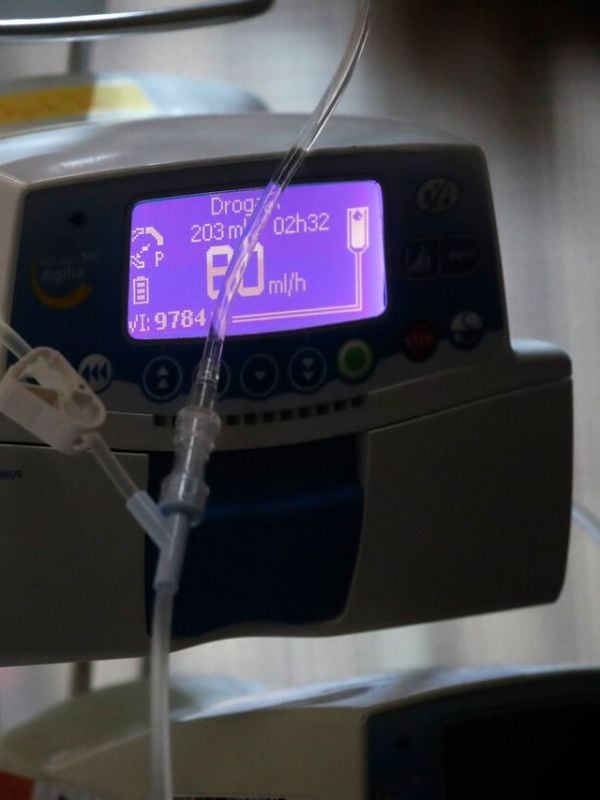Senador Castro pide a Contraloría fiscalizar licencias médicas prolongadas en el Hospital San José