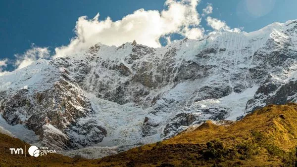 Investigadores de la U. de Chile toman muestras de agua en el valle El Arpa, alta cordillera de Valparaíso.