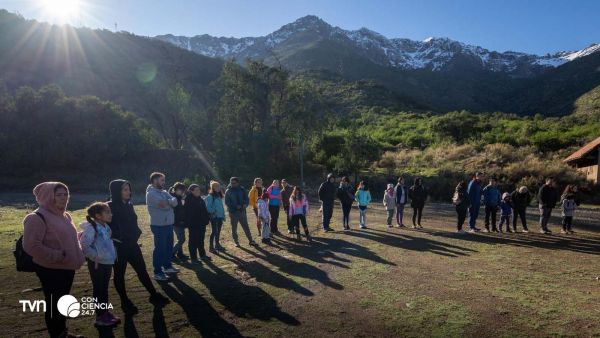 Familias recorriendo senderos naturales en el Parque Cantalao durante el Día del Patrimonio 2025.