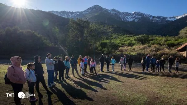 Familias recorriendo senderos naturales en el Parque Cantalao durante el Día del Patrimonio 2025.