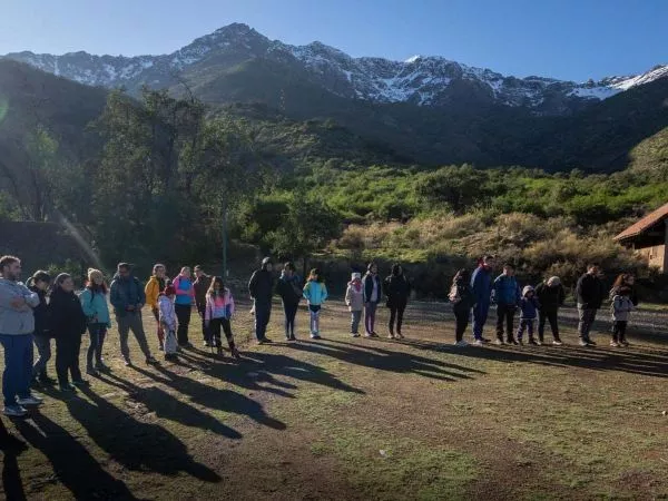 Familias recorriendo senderos naturales en el Parque Cantalao durante el Día del Patrimonio 2025.