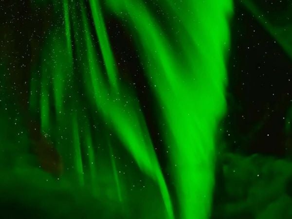 Imagen referencial de una aurora verde captada desde el cráter Jezero por el róver Perseverance en Marte tras una tormenta solar.