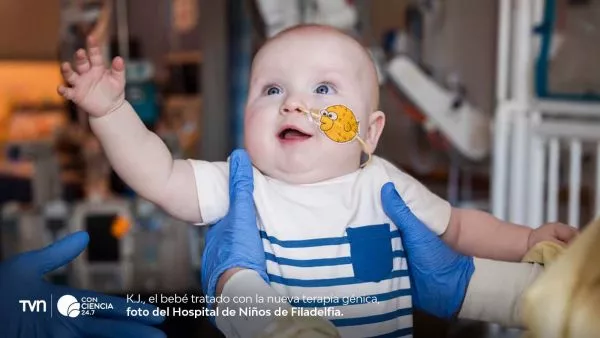 Niño sonriente en casa tras ser el primer paciente tratado con terapia génica CRISPR para una enfermedad metabólica rara.