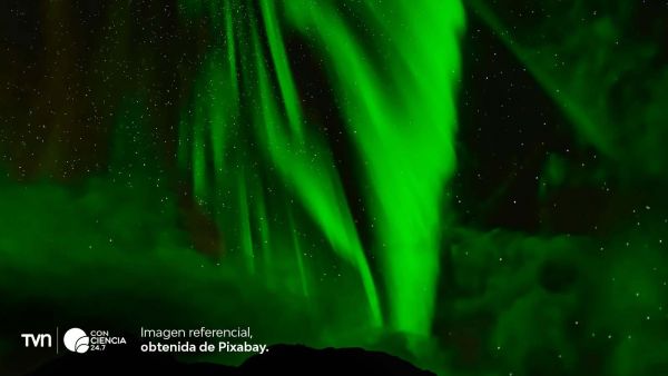Imagen referencial de una aurora verde captada desde el cráter Jezero por el róver Perseverance en Marte tras una tormenta solar.