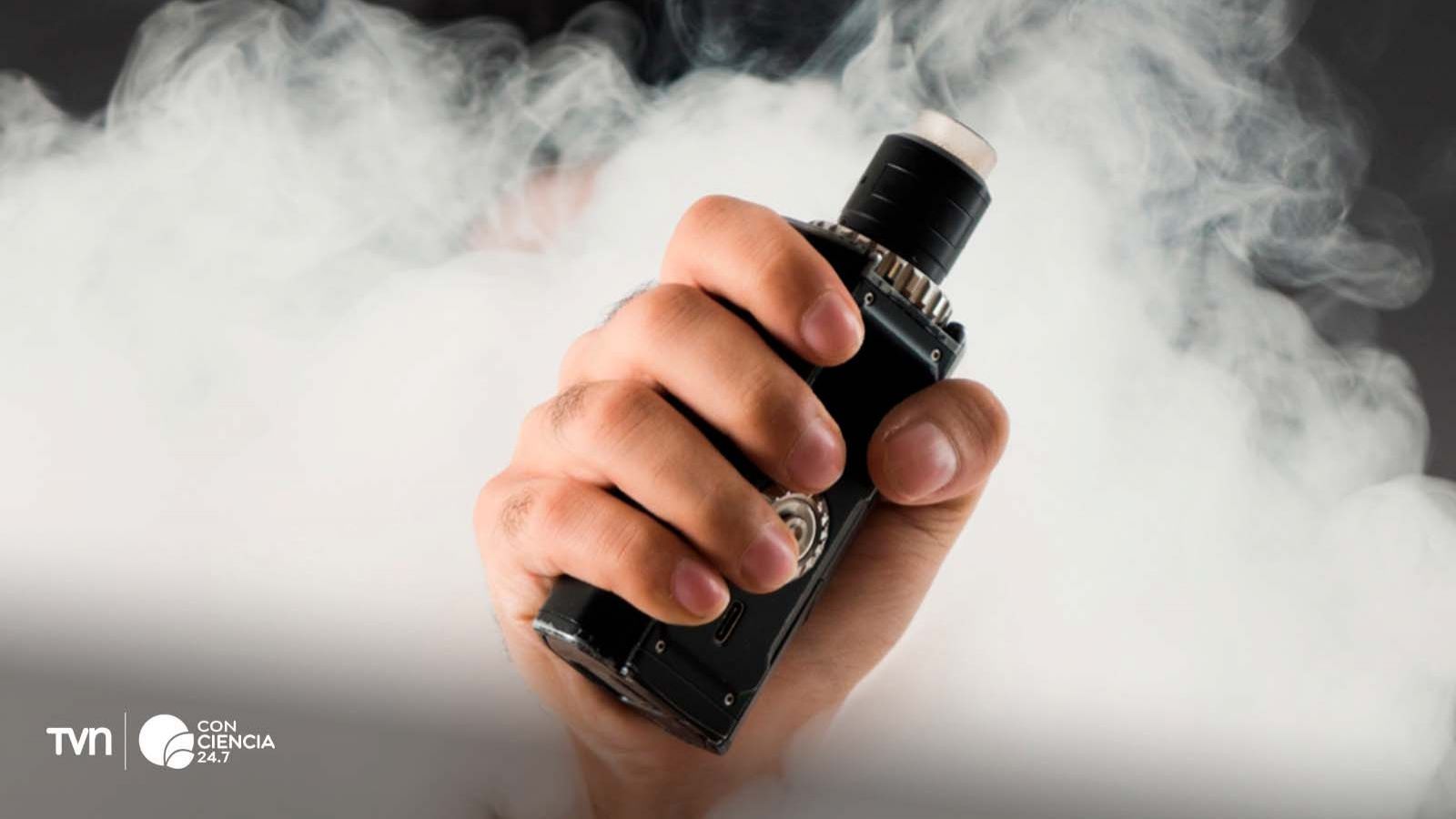 Imagen de un vapeador rodeado de humo.