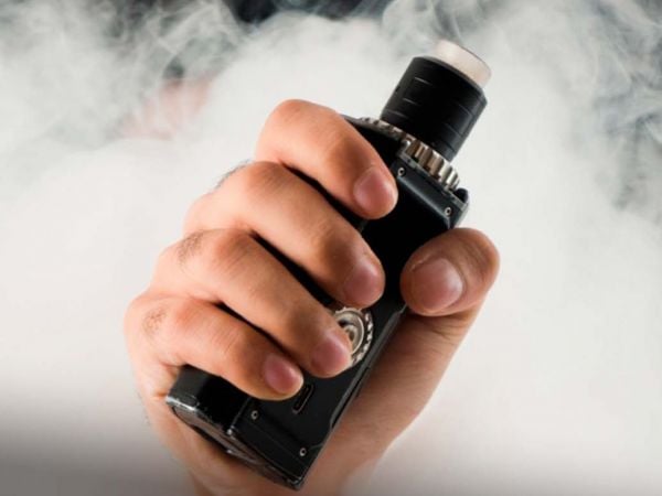 Imagen de un vapeador rodeado de humo.