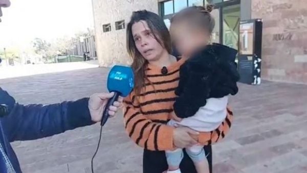 Mujer y depósito por error.