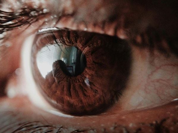 Foto de ojo referencial de un lente de contacto.