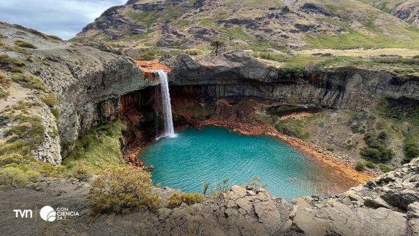 Científicos recolectan muestras microbianas cerca del cráter del volcán Copahue para estudiar su potencial en minería verde.