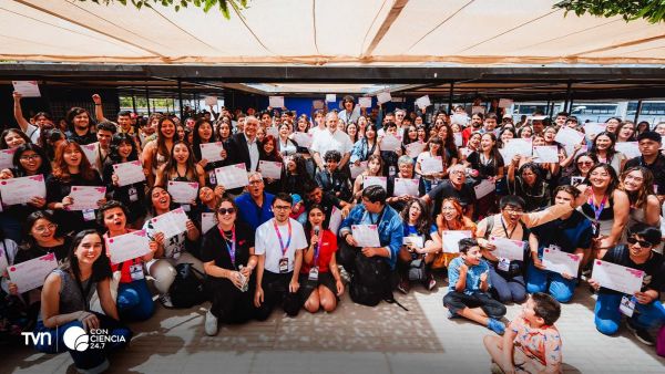 Jóvenes participando de un taller virtual interactivo sobre pensamiento crítico y mundo digital organizado por Congreso Futuro.