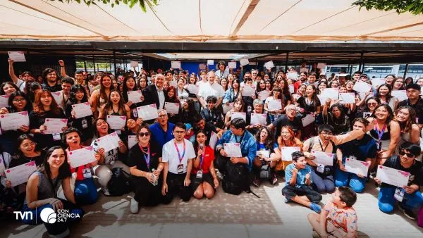 Jóvenes participando de un taller virtual interactivo sobre pensamiento crítico y mundo digital organizado por Congreso Futuro.