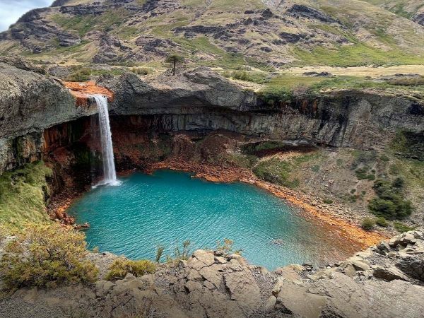 Científicos recolectan muestras microbianas cerca del cráter del volcán Copahue para estudiar su potencial en minería verde.
