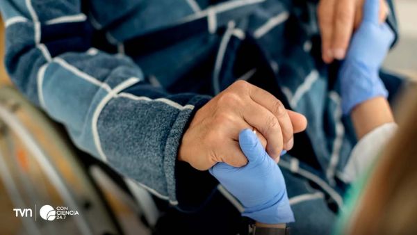 Paciente con ELA en silla de ruedas.