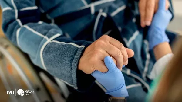 Paciente con ELA en silla de ruedas.