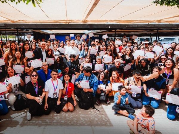 Jóvenes participando de un taller virtual interactivo sobre pensamiento crítico y mundo digital organizado por Congreso Futuro.