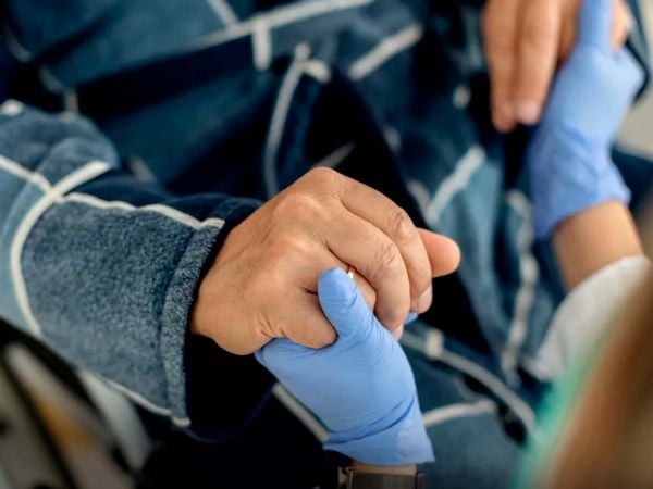 Paciente con ELA en silla de ruedas.