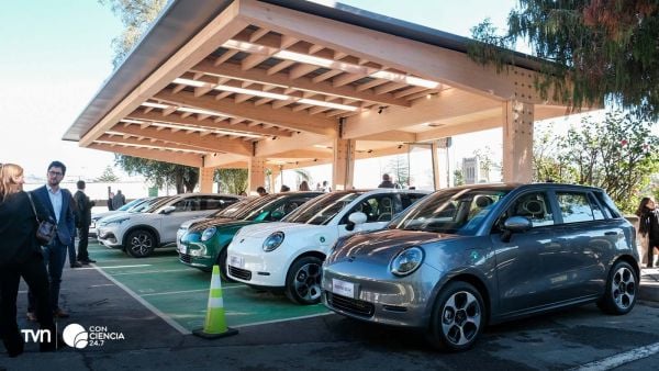 Estación solar Punto EV en USM Valparaíso, con cargadores eléctricos y vista panorámica.