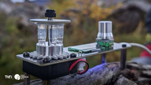 Investigadores chilenos del iBio usando equipos científicos portátiles en una escuela rural.