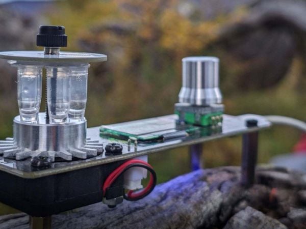 Investigadores chilenos del iBio usando equipos científicos portátiles en una escuela rural.