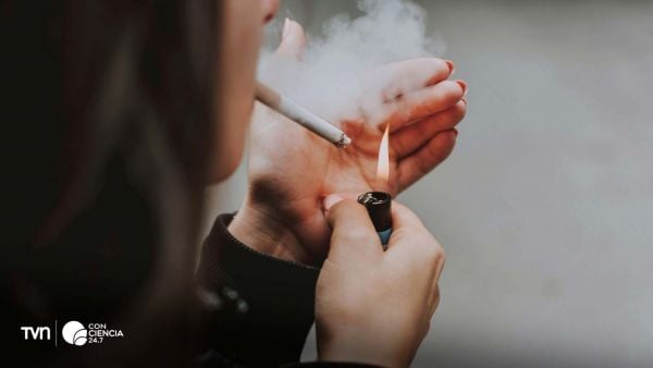 Persona fumando un cigarro en el Día Mundial Sin Tabaco