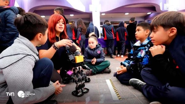 Más de 800 estudiantes vivieron la ciencia en San Ramón, donde se lanzó la primera Comisión Desafíos del Futuro Municipal del país.