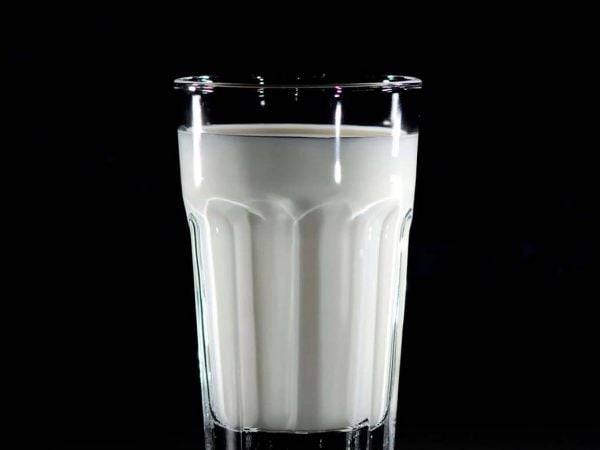 Vaso de leche destacando el Día Mundial de la Leche.