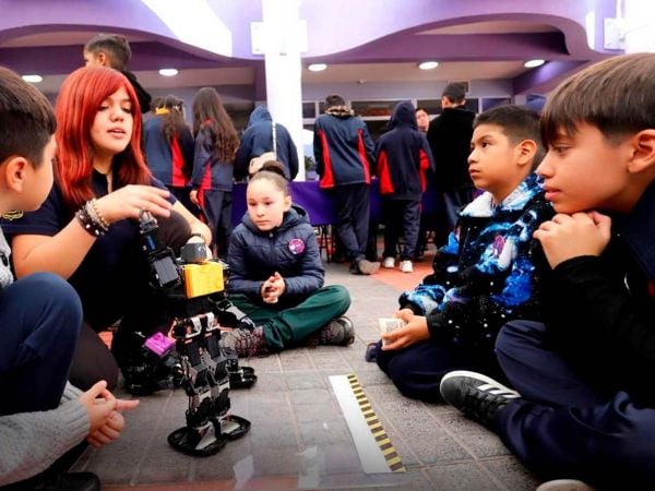 Más de 800 estudiantes vivieron la ciencia en San Ramón, donde se lanzó la primera Comisión Desafíos del Futuro Municipal del país.